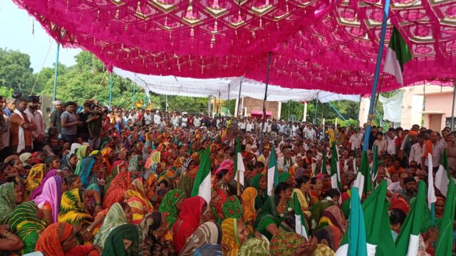 मुआवजे की मांग को लेकर किसानों की महापंचायत