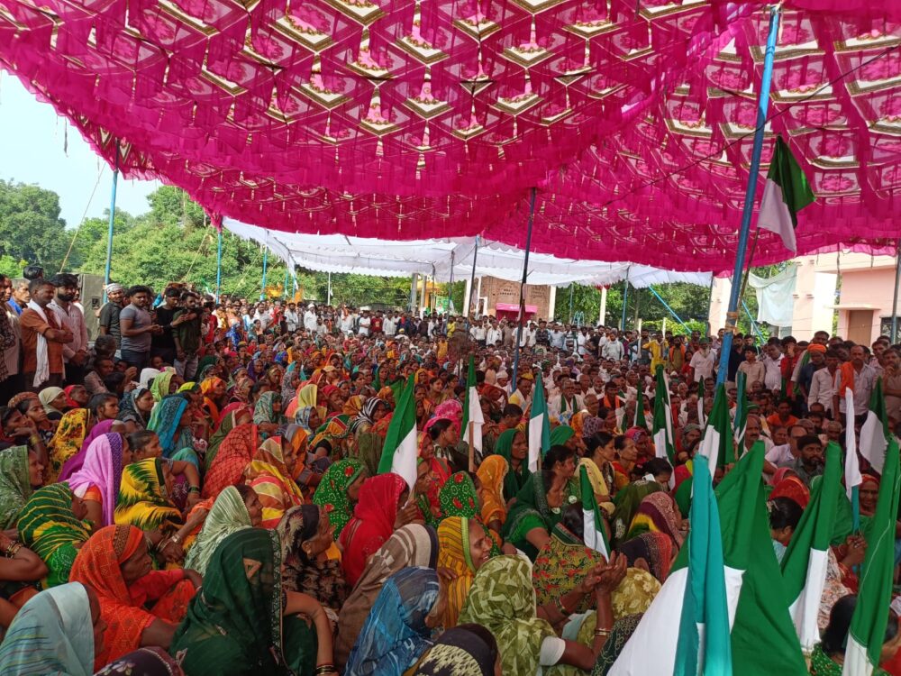 मुआवजे की मांग को लेकर किसानों की महापंचायत