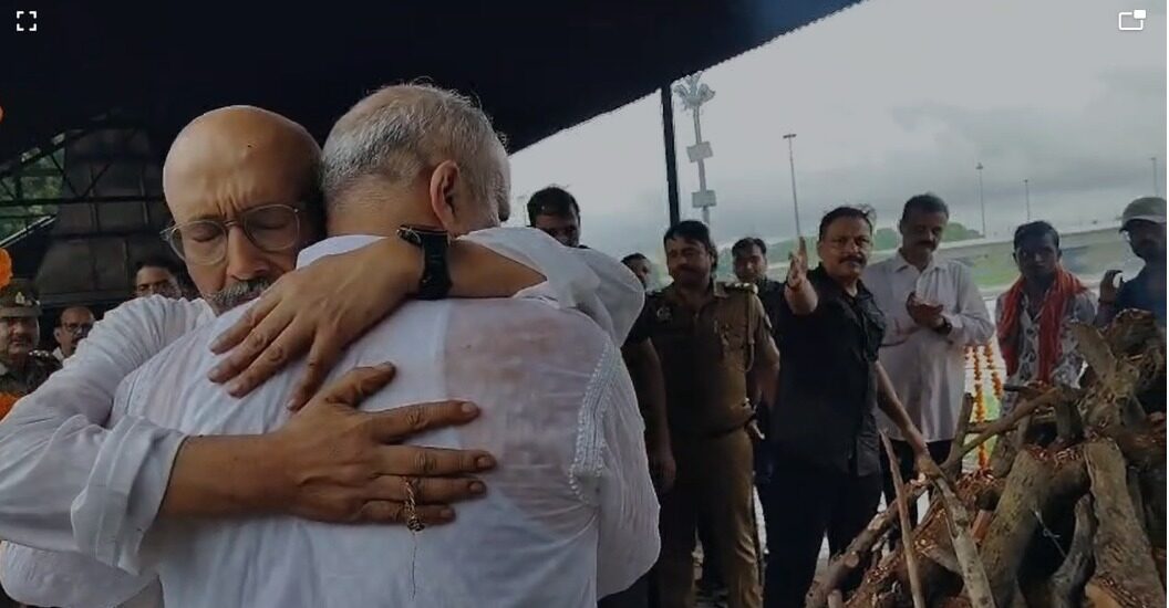 लखनऊ में पूरे राजकीय सम्मान के साथ हुआ DGP राजीव कृष्ण के पिता का अंतिम संस्कार, वरिष्ठ अधिकारियों ने दी श्रद्धांजलि