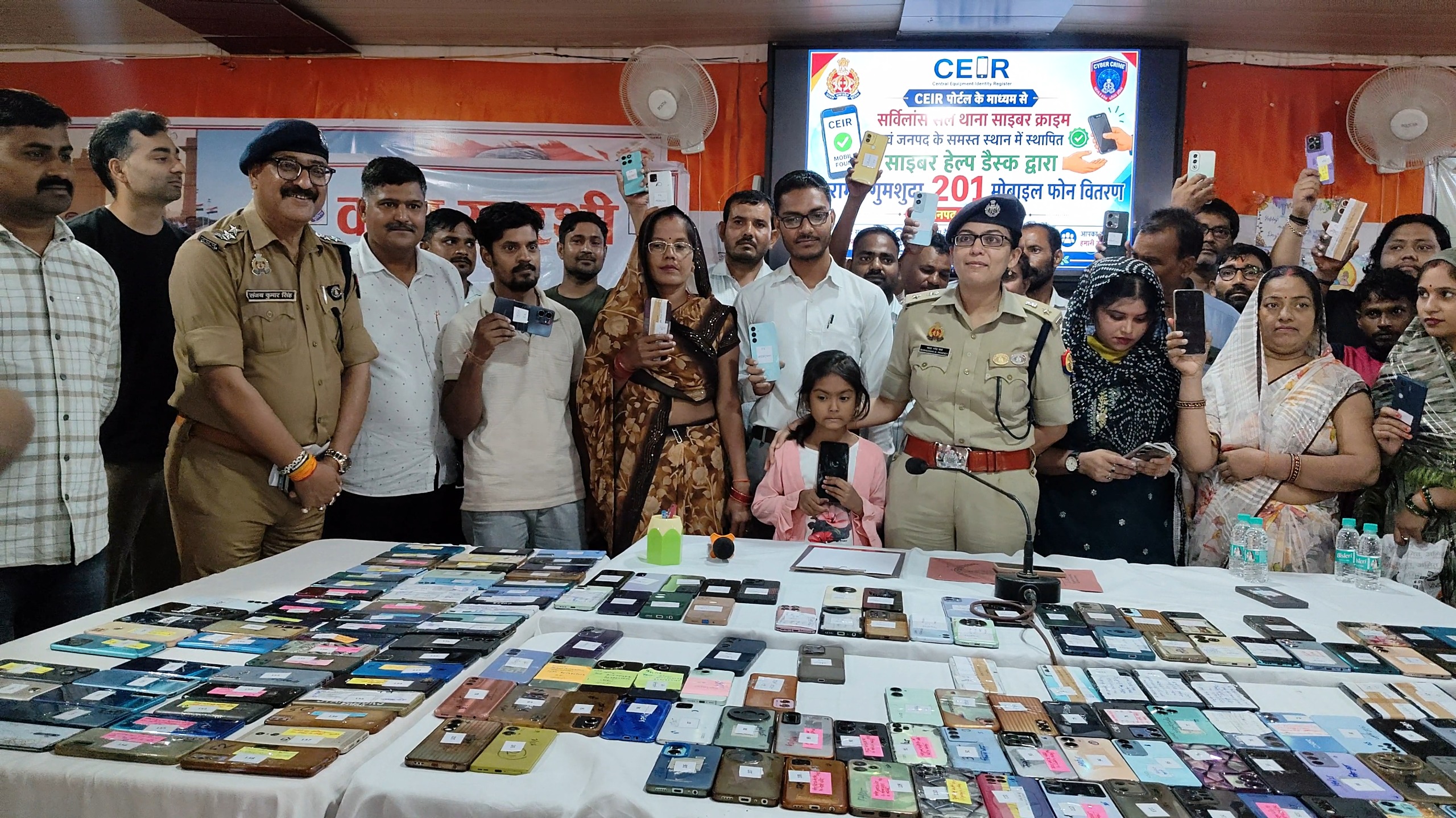 201 गुमशुदा/खोये हुए मोबाइल (अनुमानित कीमत लगभग ₹ 30,08,900/-) को बरामद कर मोबाइल स्वामियों को सुपुर्द किये गये