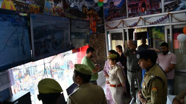 कांवड़ियों के बीच पहुंचे डीएम-एसएसपी, शिव चौक से मीनाक्षी चौक तक व्यवस्थाएं देखीं