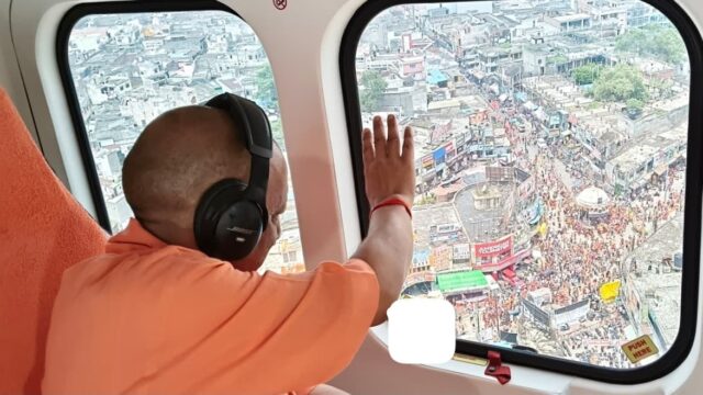 मेरठ से मुजफ्फरनगर तक कांवड़ियों पर ‘सरकार’ ने की पुष्प वर्षा