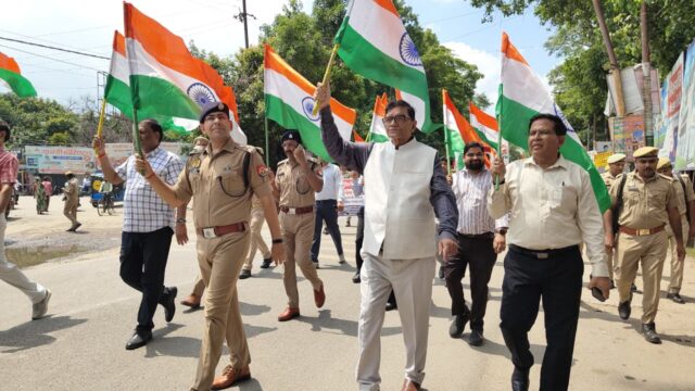 हाथों में तिरंगा, जुबां पर वंदे मातरम्… राष्ट्रभक्ति से गूंज उठा पीलीभीत
