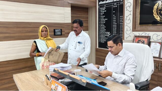 बाबू, हमारे पास मकान नहीं है… हमें भी घर दिलवा दीजिए