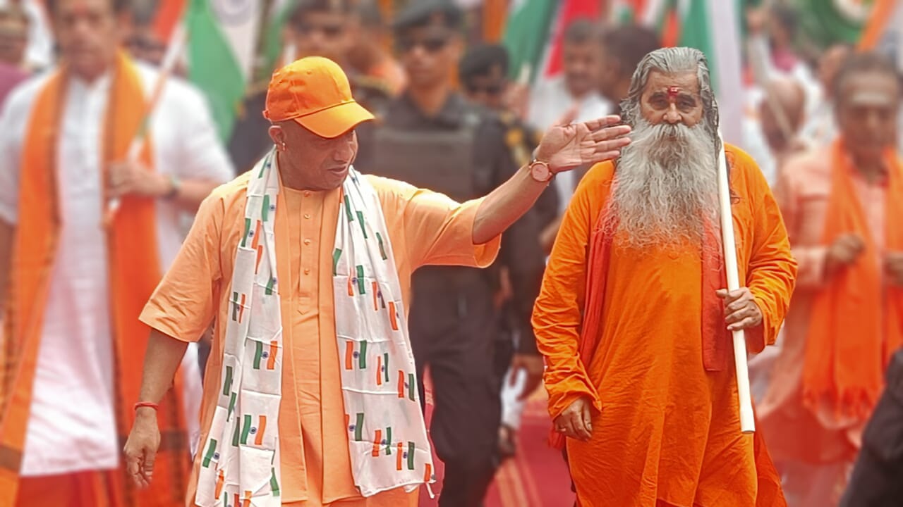 गोरखपुर में ‘हर घर तिरंगा’ अभियान का भव्य शुभारंभ, मुख्यमंत्री योगी आदित्यनाथ ने दिखाई झंडी दिखा कर नेतृत्व किये
