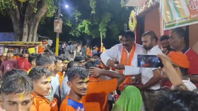 समाजसेवियों ने पुष्प वर्षा व तिलक लगाकर कांवरिया के जत्थे को किया रवाना।