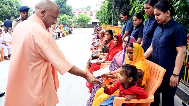 एक तरफ जनता की फरियाद, दूसरी तरफ गौ माता के प्रति अलौकिक प्रेम… गोरखनाथ मंदिर में दिखा CM योगी का अनोखा अंदाज