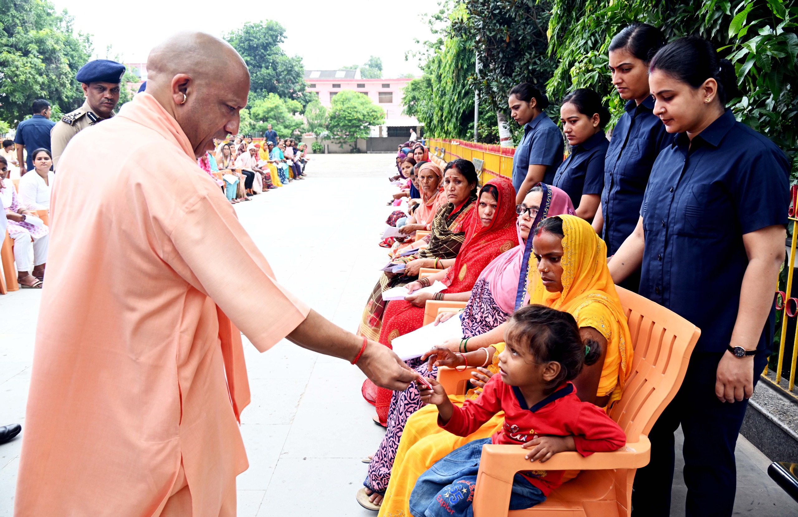 एक तरफ जनता की फरियाद, दूसरी तरफ गौ माता के प्रति अलौकिक प्रेम… गोरखनाथ मंदिर में दिखा CM योगी का अनोखा अंदाज