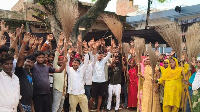 पीएफ की मांग पर जैदपुर में सफाई कर्मचारियों का कार्य बहिष्कार जारी
