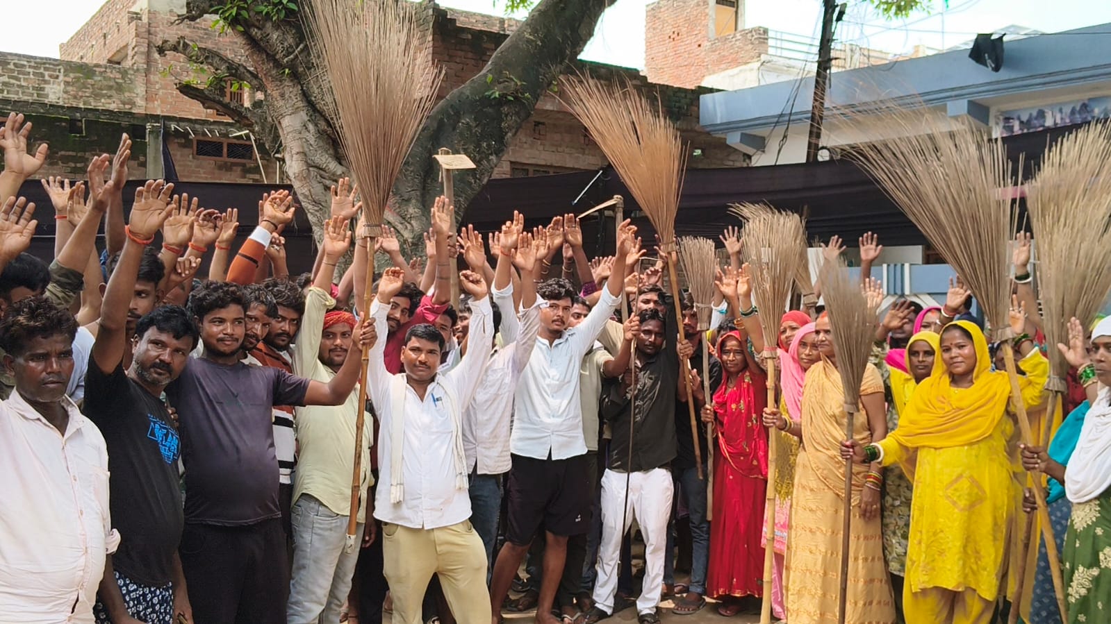 पीएफ की मांग पर जैदपुर में सफाई कर्मचारियों का कार्य बहिष्कार जारी