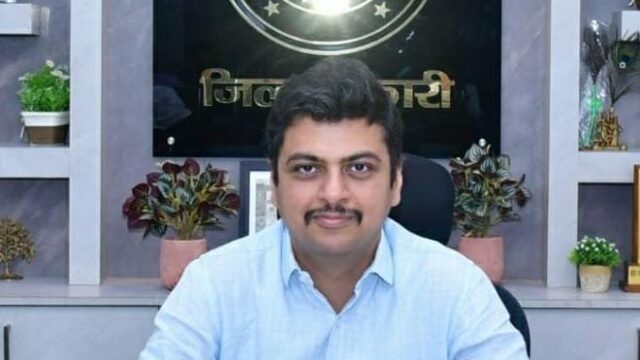 आईजीआरएस संदर्भों के निस्तारण में लापरवाही पर डीएम सख्त, 12 अधिकारियों का वेतन बाधित