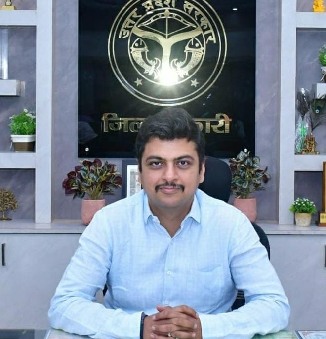 आईजीआरएस संदर्भों के निस्तारण में लापरवाही पर डीएम सख्त, 12 अधिकारियों का वेतन बाधित