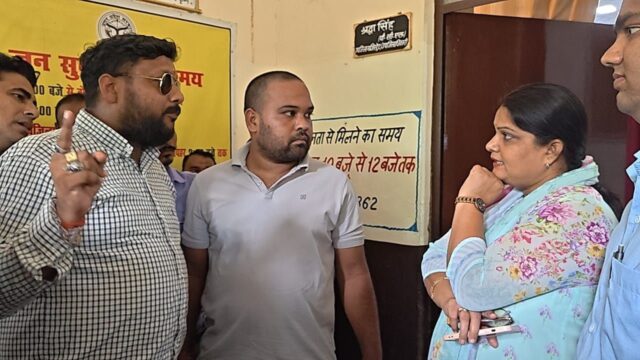 डीएम के दरबार से तहसील पहुंचे शिवसेना पदधिकारी, गुंडा टिप्पणी पर भड़का गुस्सा