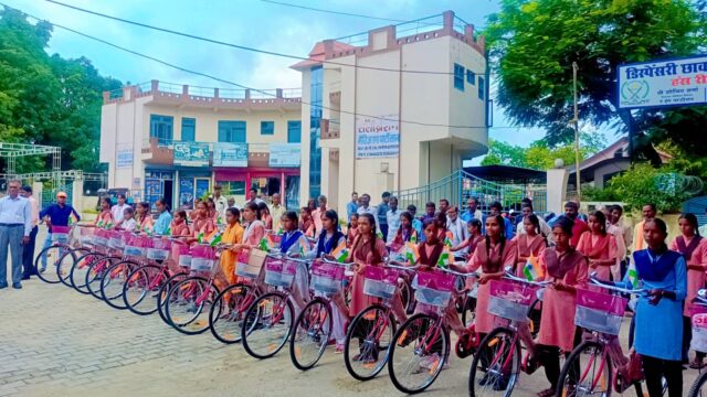 पेंशन धारक पूर्व सैनिक सत्यपाल ने शर्मा ने 42 जरूरतमंद बालिकाओं को भेंट की साइकिलें