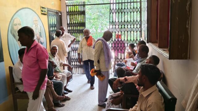वृद्धा पेंशन के लिए दफ्तरों की चौखट नाप रहे बुजुर्ग