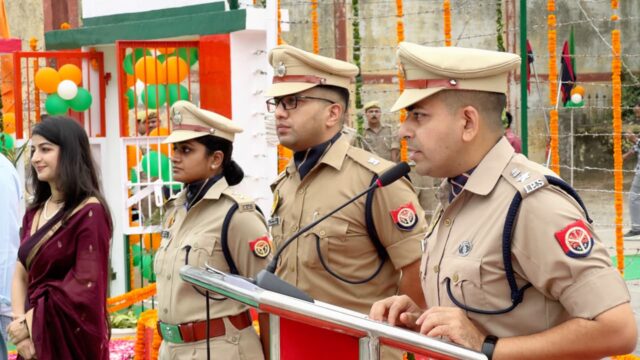 स्वतंत्रता दिवस पर पीलीभीत में देशभक्ति का रंग, सरकारी दफ्तरों से पुलिस लाइन तक लहराया तिरंगा