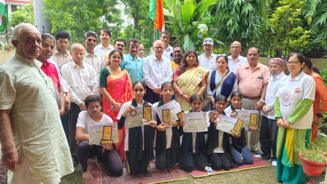 स्वतंत्रता दिवस पर स्वदेशी खेल एसोसिएशन ने किया ध्वजारोहण, योग खिलाड़ियों का सम्मान