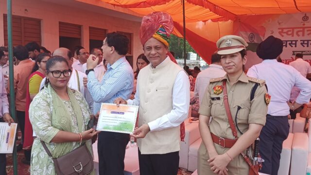 जिला स्तरीय स्वतंत्रता दिवस समारोह में पत्रकारों को भी मिला सम्मान