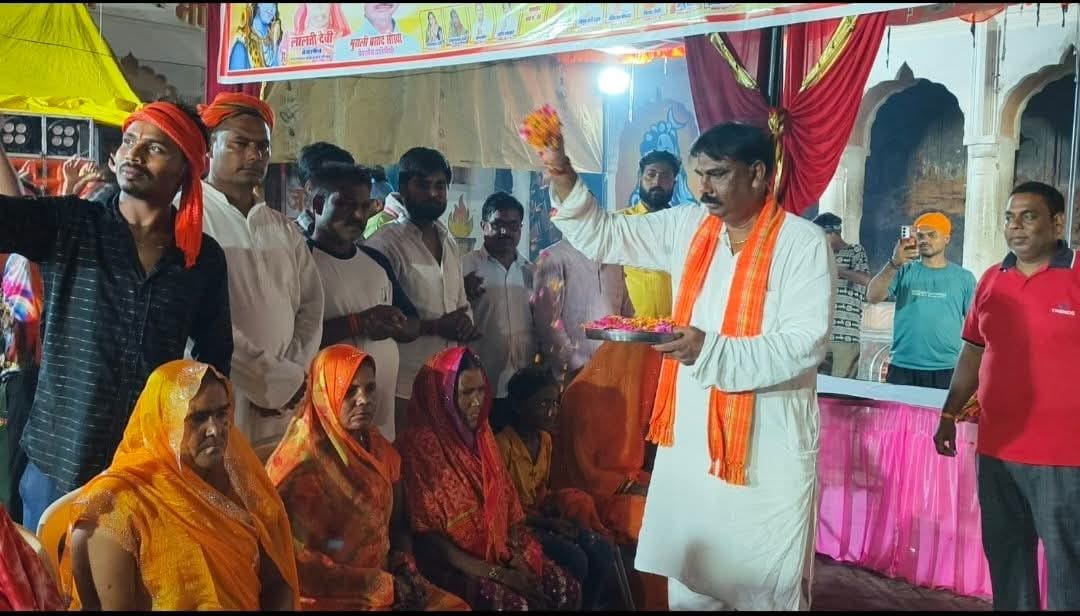 समाजसेवियों ने कावरियों पर पुष्प वर्षा व तिलक लगाकर किया स्वागत