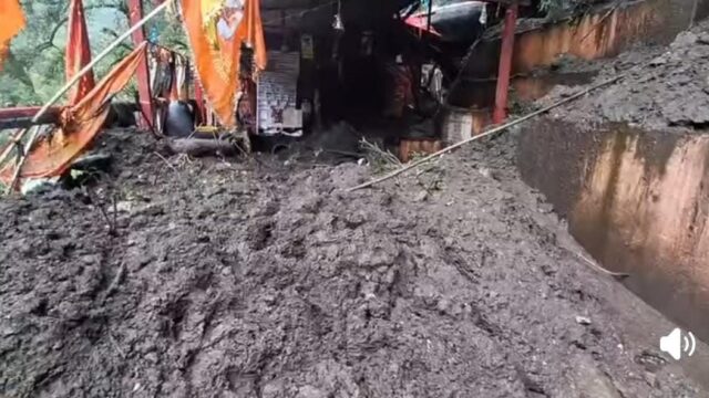 कल्पेश्वर मंदिर के ऊपर भारी भूस्खलन, मंदिर परिसर में घुसा मलबा