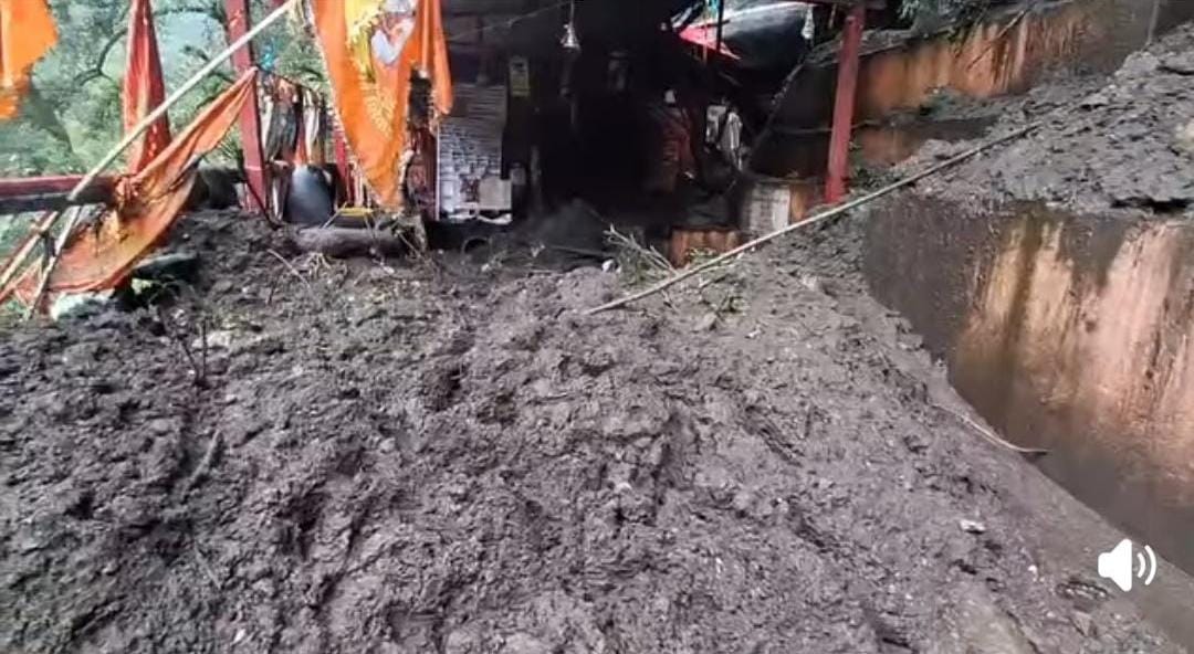 कल्पेश्वर मंदिर के ऊपर भारी भूस्खलन, मंदिर परिसर में घुसा मलबा