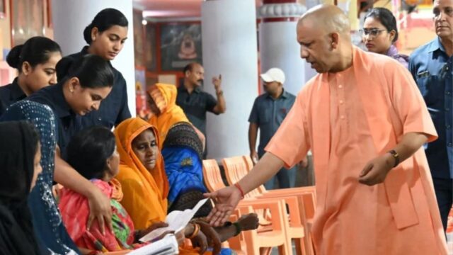 जनता दर्शन में एक महिला की पीड़ा सुन मुख्यमंत्री योगी आदित्यनाथ का सख्त निर्देश
