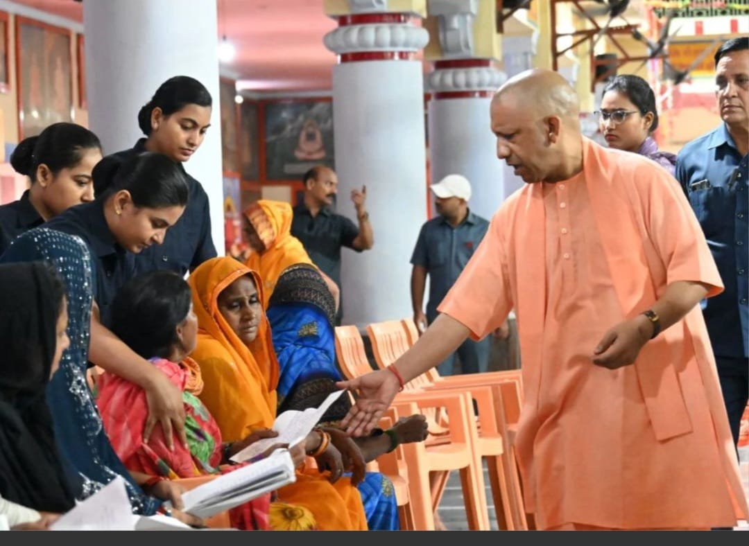 जनता दर्शन में एक महिला की पीड़ा सुन मुख्यमंत्री योगी आदित्यनाथ का सख्त निर्देश