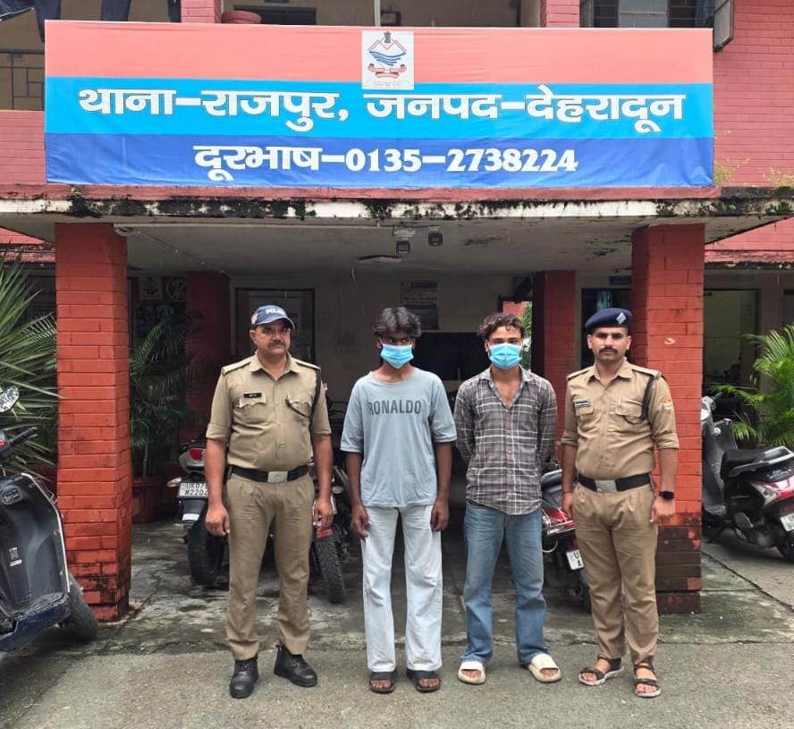 कैनाल रोड पर बेकाबू कार ने खड़े वाहनों को मारी टक्कर, महिला की मौत