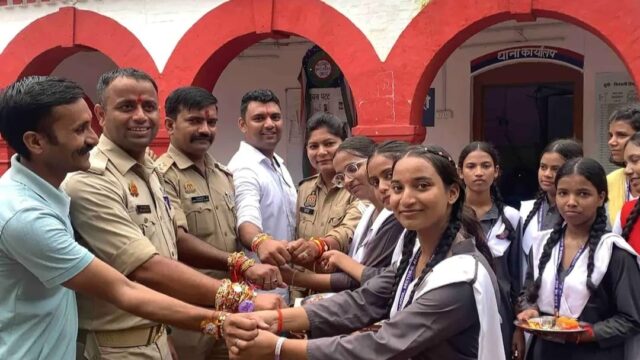 मड़ियांव थाने में छात्राओं ने पुलिसकर्मियों को बांधी राखी
