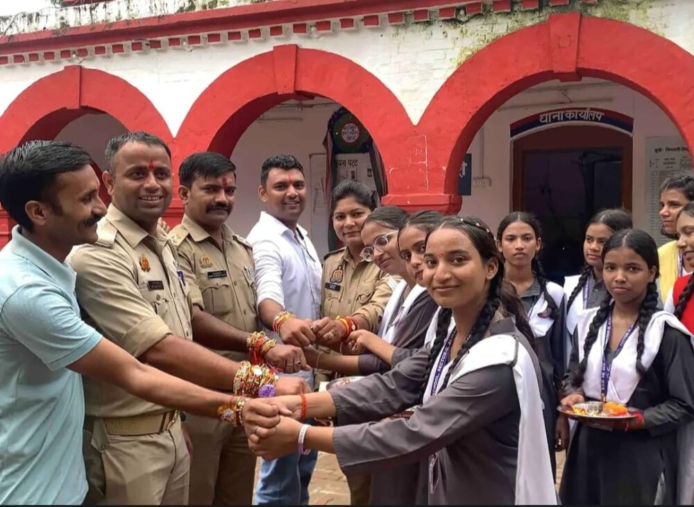 मड़ियांव थाने में छात्राओं ने पुलिसकर्मियों को बांधी राखी