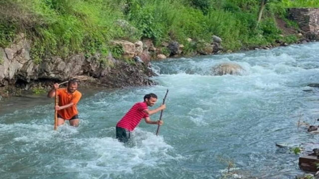 13 साल से पुल का इंतजार, उफनती अमलावा नदी पार करने को मजबूर ग्रामीण