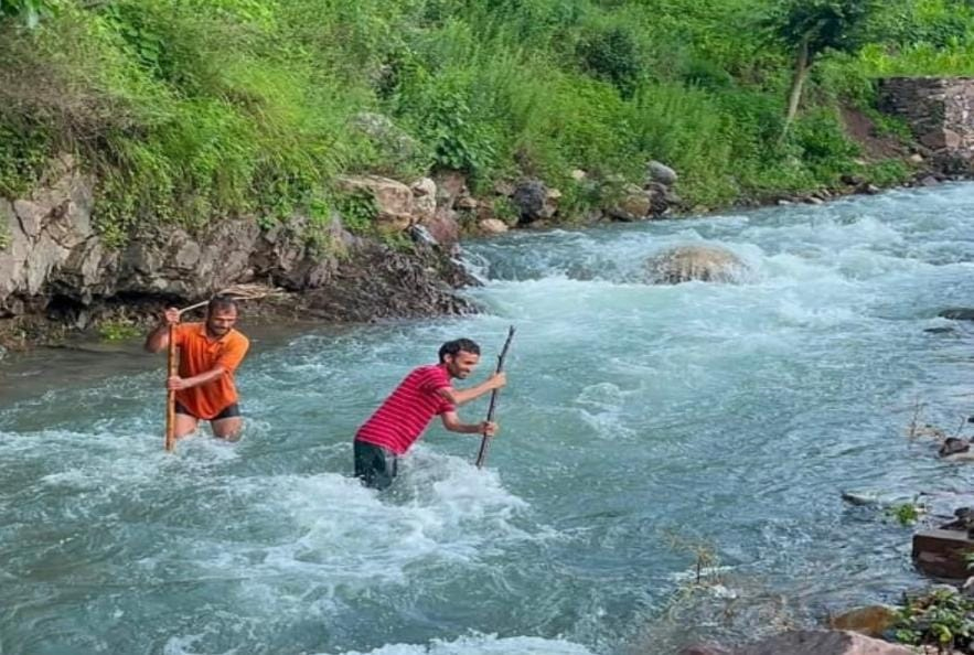13 साल से पुल का इंतजार, उफनती अमलावा नदी पार करने को मजबूर ग्रामीण