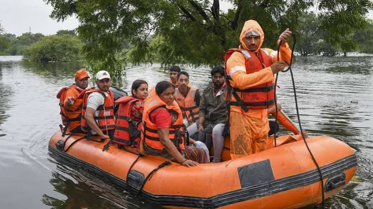 बाढ़ क्षेत्रों में  86 टीमें तैनात, एनडीआरएफ-एसडीआरएफ व पीएसी मोर्चे पर