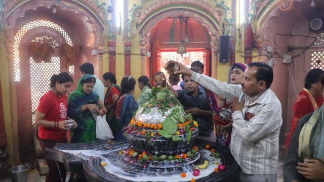 हर हर महादेव से गूंजे शिवालय, सावन के सोमवार पर आस्था का समुद्र