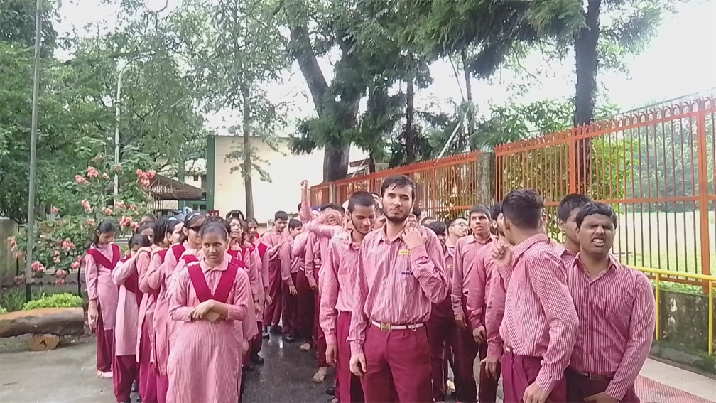 राष्ट्रीय दृष्टि दिव्यांगजन सशक्तिकरण संस्थान में छात्रों का आंदोलन तेज, प्रशासनिक भवन पर जड़ा ताला