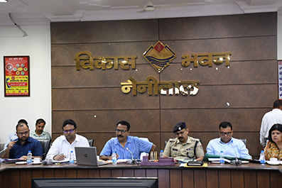 सीएम हेल्पलाइन की शिकायतें लंबित मिलीं तो होगी सख्त कार्रवाई : डीएम रयाल