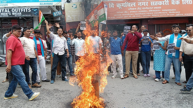 यूथ कांग्रेस कार्यकर्ताओं ने निकाली जन आक्रोष रैली, गृह मंत्री का पुतला फूंका