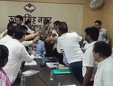 कुमाऊं कमिश्नर के सामने SIR बैठक के दौरान भाजपा-कांग्रेस में तीखी नोकझोंक, कलेक्ट्रेट में तनाव