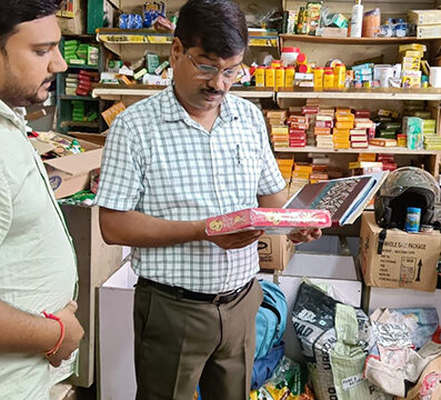 रक्षाबंधन से पहले कालाढूंगी बाजार में खाद्य विभाग की छापेमारी, तीन खाद्य नमूने जांच के लिए भेजे