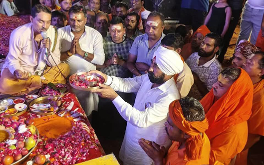 जागरण में शिव महिमा में झूमे भक्तजन