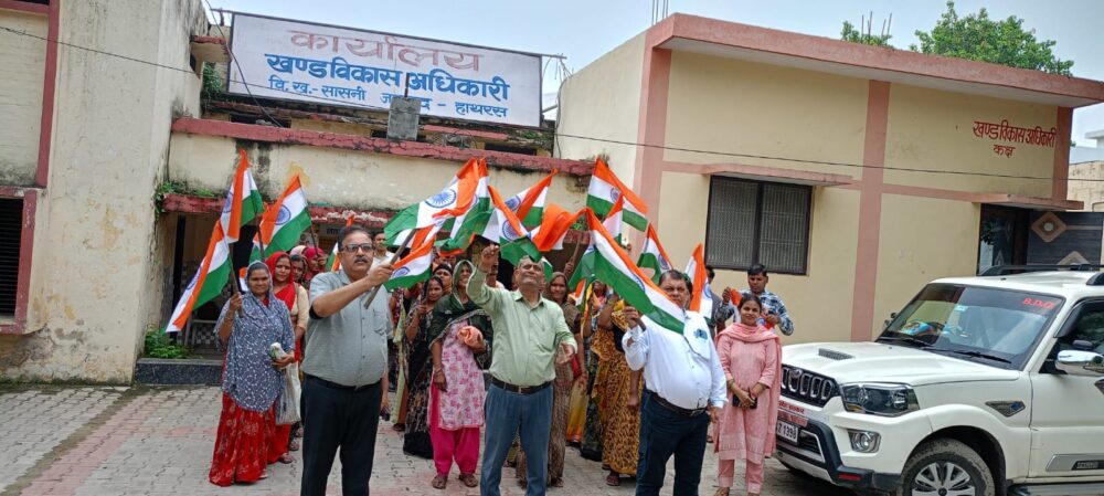 हर घर तिरंगा अभियान के तहत सासनी एवं सिकंदराराऊ में निकली तिरंगा रैली, जन-जागरूकता का दिया संदेश