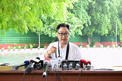 किरेन रिजिजू ने अभिजीत दिपके पर तंज कसते हुए उन्हें ‘आप’ कार्यकर्ता बताया