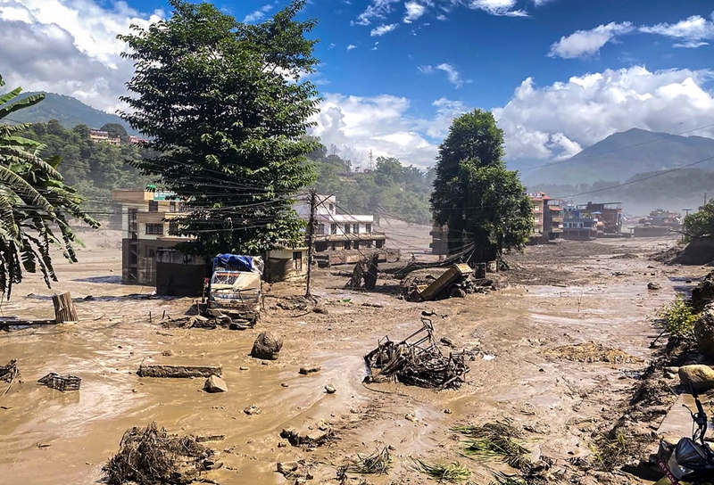 नेपाल में फ्लैश फ्लड से तबाही, 24 लोगों की मौत, 105 भारतीय लापता, महाराजगंज में अलर्ट, हेल्पलाइन नंबर जारी