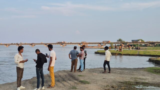 कटान के मुहाने पर सेल्फी का जुनून, सरयू का जलस्तर खतरे के निशान के पार