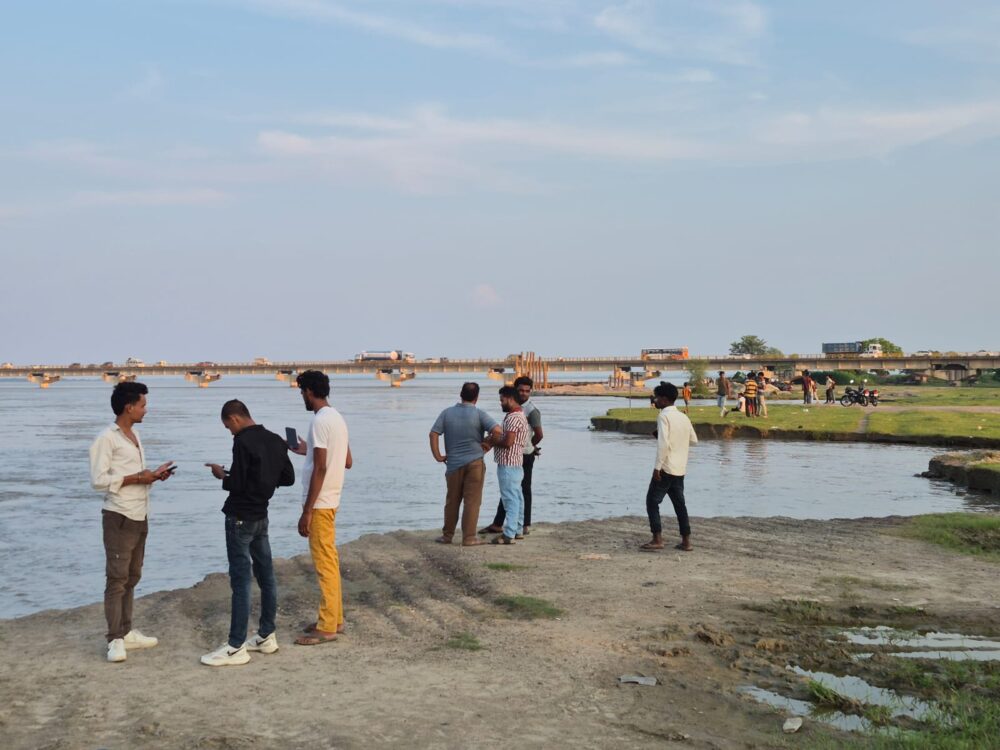 कटान के मुहाने पर सेल्फी का जुनून, सरयू का जलस्तर खतरे के निशान के पार