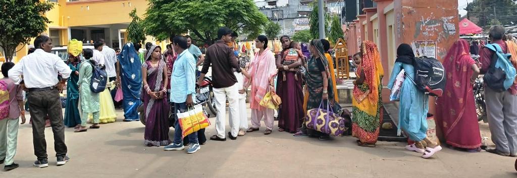 मुफ्त बस सेवा बनी बहनों का सहारा, दूर-दराज से मायके पहुंचीं बहनें