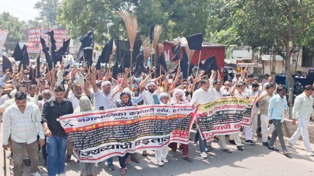 गुरुग्राम में काले झंडे लेकर प्रदर्शन में सरकार के खिलाफ गरजे सफाईकर्मी