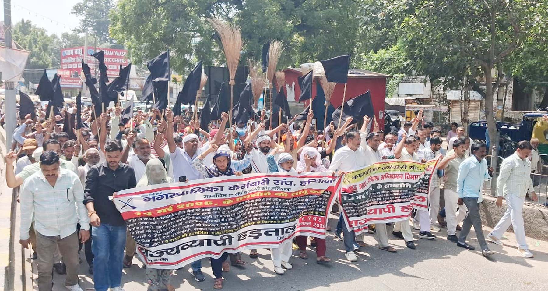 गुरुग्राम में काले झंडे लेकर प्रदर्शन में सरकार के खिलाफ गरजे सफाईकर्मी