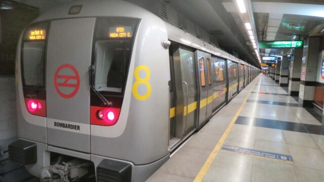 अब दिल्ली मेट्रो में रील बनाई तो खैर नहीं