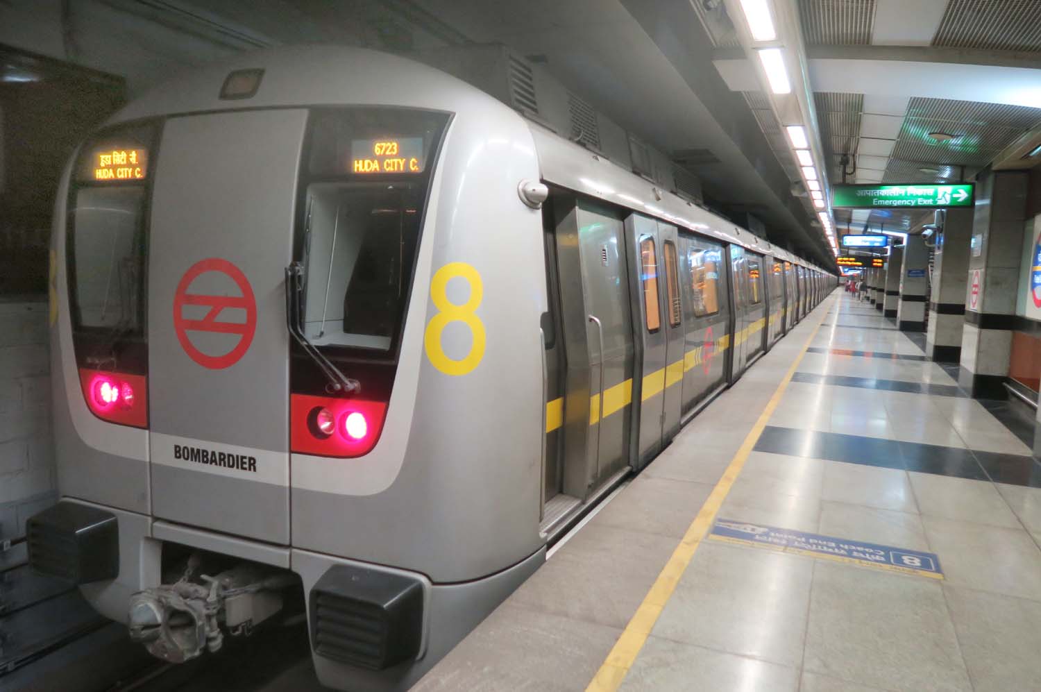 अब दिल्ली मेट्रो में रील बनाई तो खैर नहीं